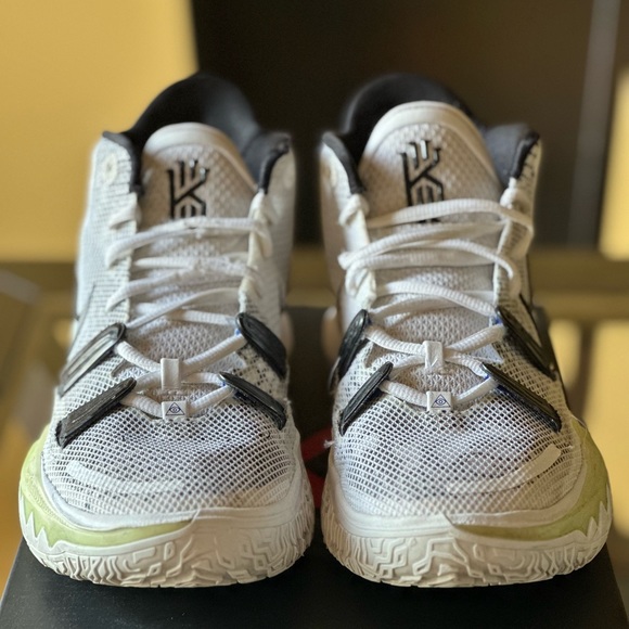 Nike Kyrie 7 Black White- CQ9326 100  Size 10 PRE-OWNED main image 4